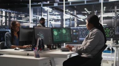 Korkak veri merkezi teknisyenleri PC ekranında virüs uyarısına tepki veriyor ve acil müdahale protokolünü başlatıyorlar. Yöneticiler sunucu odasında koşuşturuyor, Acilen hacklenen sistemleri düzeltmeye çalışıyorlar, Kamera A