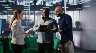 İş adamları toplantı sırasında vizyon ayarlama ve tahminlerde bulunarak, uluslararası büyümeye odaklı yeni bir strateji üzerinde işbirliği yaptılar. Hedef odaklı ortaklık. Kamera A.