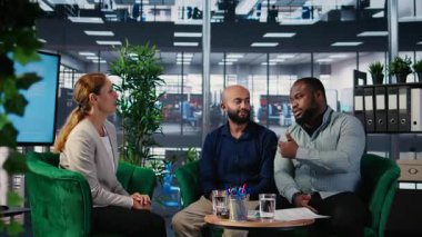 Çeşitli iş ortakları yeni bir sözleşme anlaşması için bir araya gelip küresel kalkınma için birlikte çalışıyorlar. Bir brifingde görüşleri ve yıllık raporları analiz eden ortaklar. Kamera A.