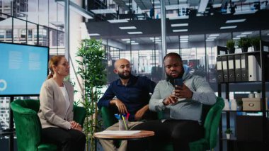 Çok ırklı iş adamları ortaklıklarını sosyal medyada bir fotoğrafla mühürleyerek, yeni bir uluslararası işbirliği için sözlü anlaşmaya vardılar. CEO 'lar medya platformlarında fotoğraf çekiyor. Kamera A.