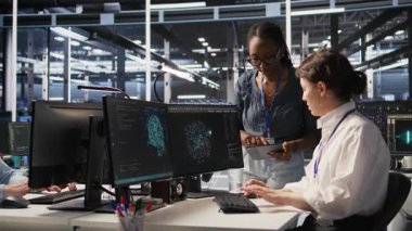 Neşeli veri merkezi mühendisleri başarılı yapay zeka sistemi konuşlandırmasını tamamladıktan sonra yumruk tokuşturuyorlar. Gülümseyen iş arkadaşları optimal makine öğrenme modeli performansının ardından kutlama yapıyorlar, kamera A