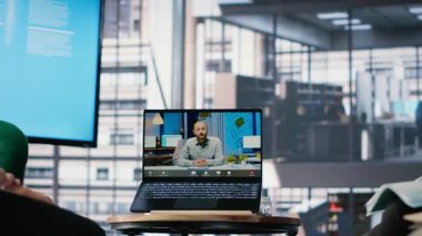 Stratejik ortaklıktaki çeşitli iş adamları arasında yapılan uzaktan bilgilendirme toplantısında liderlik becerileri ve gündem gelişimi vurgulandı. Web 'de yatırımcılara danışmanlık yapıyorum. Kamera B.