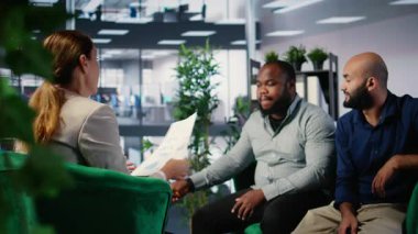 Performans ve kalkınmayı yönlendirmek için metrik ve strateji kullanan güçlü insanlar arasında yeni bir ortaklık kurulması yönündeki liderlik ve iş planlamasını vurgulayan ofis toplantısı. Kamera A.