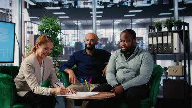 İş adamları, ortaklıklarını güvence altına almak ve toplantıdan sonra şartları ve şartları kabul etmek için yasal bir belge imzalıyorlar. CEO 'lar yeni bir anlaşmayla işbirliği yapıyor, başarı öyküsü. Kamera A.