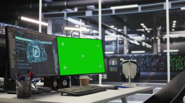 Yapay zeka sistemi izleme ve performans takibi için kullanılan yüksek teknoloji veri merkezindeki model bilgisayar. Bilgisayar işlemlerinde yer alan sunucu donanımlarını denetleyen yeşil ekran PC