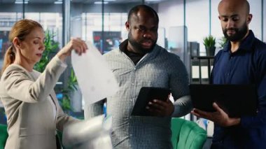 Finansal strateji ve planlamayı tartışan, liderlik becerilerini ve şirket performansını vurgulayan güçlü liderler. Yönetim kurulunda yatırım fırsatları sergiliyor. Kamera B.