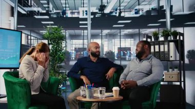 Kadın girişimci yatırımcılarla yaptığı önemli toplantıda migrenle başa çıkıyor, müzakereleri tamamlamak ve yeni bir ortaklık elde etmek için çabalıyor. Konferansta güçlü insanlar var. Kamera B.