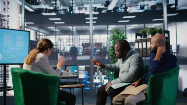 Çeşitli şirket liderleri ve yatırımcılar arasında küresel bir iş dünyası uzmanları ağıyla yeni bir yatırım stratejisi, iletişim planlaması ve takım geliştirmesi için video çağrısı. Kamera A.