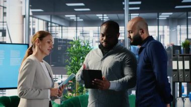 Çeşitli CEO 'lar araştırma ve performans ölçümleri kullanılarak ortaklık kararlarına rehberlik etmek için veri analizi ve stratejik düşünme uyguluyorlar. Ofis lobisinde çok kültürlü bakış açıları. Kamera B.