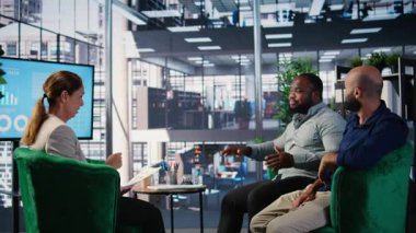 Ortaklık için stratejik düşüncelere dalan çok kültürlü uzmanlardan oluşan bir ekip, öngörü ve araştırmaya odaklı kurumsal liderlik becerilerini sergiliyor. Kariyer gelişimi. Kamera A.