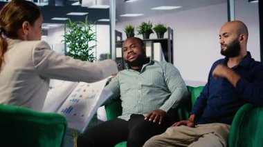 Güçlenmiş iş adamları arasındaki stratejik planlama oturumu hedefe yönelik ölçüler ve ortaklık fırsatları üzerine odaklandı. Çok kültürlü bir ortamda bir başarı hikayesi üzerinde çalışıyorum. Kamera A.