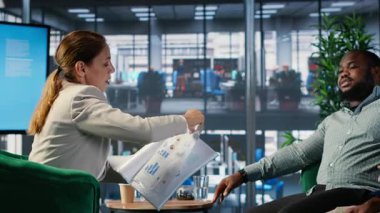 Çeşitli şirket liderleri iş gelişimini performans verileri ve kariyer büyümesini, yürütme planlamasını ve profesyonel karar vermeyi geliştirmek için stratejik düşüncelerle tartıştılar. Kamera B.