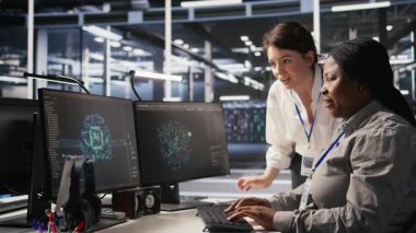 Neşeli veri merkezi teknisyenleri yapay zeka otomasyonunda işbirliği yaptıktan sonra sonuçlardan memnunlar. Happy sunucu merkezi çalışanları makine öğrenme ayarlarını ayarlar, birlikte çalışırlar, kamera A