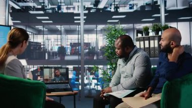 Çok kültürlü bir grup, yönetim kurulundaki bir video konferansında çevrimiçi planlama ve hedef odaklı liderlik tartışmaları yoluyla iş dünyasının başarısına odaklanıyor. Kamera A.