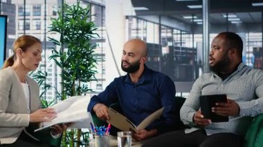 Çok ırklı liderler, mali tahminde bulunmak ve yeni işbirliği için bir iş stratejisi oluşturmak için ofiste toplandılar. Güçlü insanlar hedefe yönelik fırsatlar sağlar. Kamera B.