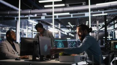 Öfkeli veri merkezi mühendisi, yapay zeka otomasyon işlemleri tarafından değiştirildikten sonra masa eşyalarını paketler. Yapay zeka ve kamera A tarafından işgücü değişimine uğrayan hayal kırıklığına uğramış bir adam.