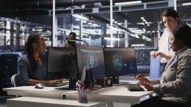 Happy Veri Merkezi Yöneticisi, Yapay Zeka otomasyon araçlarını altyapı bakımına entegre eden ekip çalışmasından memnun. Gülümseyen yönetici işçi güncelleme makinesinden memnun. Öğrenme modelleri, kamera A