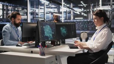 Veri Merkezi teknisyeni yapay zeka eğitimi ve çıkarım görevleri yapan sunucu donanımlarını izliyor. Sunucu merkezi IT uzmanı, derin öğrenme depolama işlemleri yöneten yüksek teknoloji sistemlerini denetliyor, kamera A