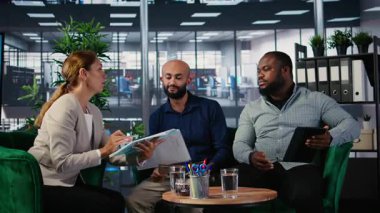 Ortaklık için stratejik düşüncelere dalan çok kültürlü ortaklardan oluşan bir ekip, öngörü ve araştırmaya odaklı kurumsal liderlik becerilerini sergiliyor. Kariyer gelişimi. Kamera A.