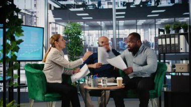 Toplantı sırasında yaşanan anlaşmazlıkta kızgın olan çeşitli iş adamları, hayal kırıklığını ve kurumsal liderlik sorunlarını vurguladılar. Gösteriler, ofiste cinsiyet eşitliği ve karar verme mekanizması. Kamera A.