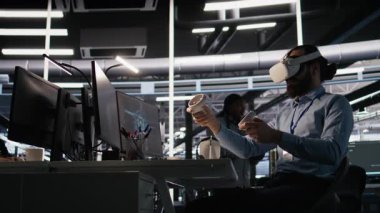 Veri merkezi geliştiricisi sanal gerçeklik teknolojisini kullanarak yapay zeka LLM sinir ağlarını görselleştiriyor. AI sistemlerini denetlemek için VR kulaklık kullanan sunucu çiftliği bilişim uzmanı, kamera A