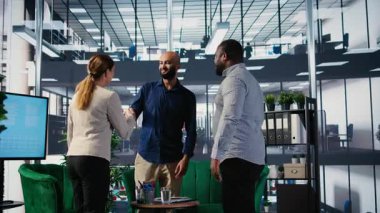 Bir müzakere toplantısında birbirlerini karşılayan çok kültürlü CEO 'lar grubu, uluslararası şirketleri arasında yeni ve başarılı bir ortaklığın son ayrıntılarını tartışıyor. Ağ kurmak. Kamera A.