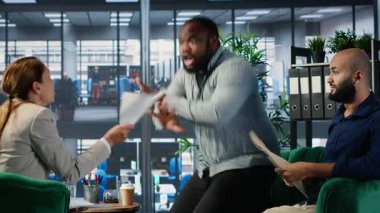 Yatırım kararları, cinsiyet eşitliği endişeleri ve karar vermedeki profesyonel zorlukları yansıtan işletme liderlerinin yer aldığı bir kurumsal ofiste tartışma. Kamera B.