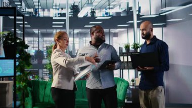 Yeni bir ortaklık için düzenlenen brifinge katılan güvenilir iş uzmanları, küresel kalkınma ve başarı öyküsünü desteklemek için içgörü ve performans ölçümlerini birleştiriyorlar. Kamera A.