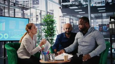 Çeşitli profesyoneller arasında, pazarlık anlaşmazlığı ve bağlılık sorunları içeren bir şirket ofisinde grup tartışması. Liderlik sıkıntısı ile iş görüşmesi. Kamera A.