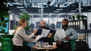 Bir brifing sırasında güçlü insanların yer aldığı kurumsal anlaşmazlık, stratejik düşünce üzerine yanlış anlaşılma. Çok kültürlü bir ortamda yaşanan hayal kırıklığından dolayı anlaşmazlık. Kamera A.