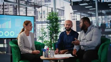 Yönetici karar verme, stratejik düşünme ve planlama ile ilgili bir iş toplantısı. Çeşitli profesyoneller organizasyonel büyüme ve performans ölçümlerini sağlarlar. Kamera A.