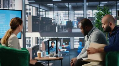 İş ortakları internet üzerinden CEO 'larıyla bir video konferansına katılıyor. Müzakere ve profesyonel liderlik becerileri sergiliyorlar. Uluslararası şirket liderleri uzaktan aranıyorlar. Kamera B.