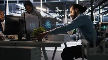 Üzüntülü veri merkezi çalışanı, yapay zeka tarafından değiştirildikten sonra iş yerinde kişisel eşyalarını topluyor. Programcı sunucu merkezindeki iş yerindeki eşyaları kaldırıyor, yapay zeka tarafından ateşleniyor, kamera A