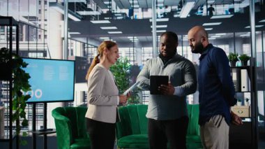 Çeşitli CEO 'lar araştırma ve performans ölçümleri kullanılarak ortaklık kararlarına rehberlik etmek için veri analizi ve stratejik düşünme uyguluyorlar. Ofis lobisinde çok kültürlü bakış açıları. Kamera A.