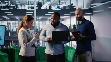 Çeşitli iş dünyası liderleri yeni bir işbirliği fırsatı için uzmanlıklarını paylaşarak, performans ölçümleri ve bir başarı öyküsünün içgörülerini tartıştılar. Stratejik düşünce. Kamera A.