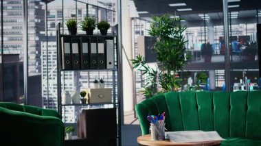 Kurumsal çalışma alanının içi, kırtasiye, dekorasyon ve masa düzenlemeleriyle organize iş ortamı ve hazırlık düzeyini yansıtan bir toplantı için hazırlandı..