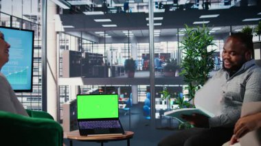 Yetkili iş CEO 'ları yeşil ekranla finansal stratejiyi tartışıyor ve şirketleri arasında küresel bir ortaklık planlıyor. Çeşitli liderlik becerileri ve çalışma ortamı. Kamera A.