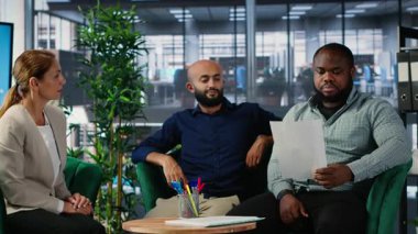 Afrika kökenli Amerikalı lider önemli bir toplantının ardından imzasını ve rızasını vererek verimli bir ortaklığa başladı. Yetkili iş adamları bir anlaşmaya vardı. Kamera B.