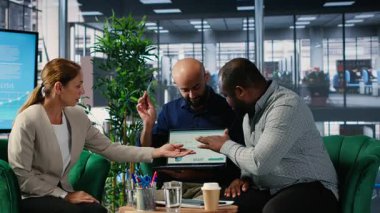 Yeni bir ortaklık stratejisi üzerinden çalışan kararlı liderlerle iş toplantısı, şirket liderliği ve yatırım girişimlerini güçlendirmek için görüş ve analizleri gözden geçirme. Kamera B.