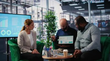 Resmi ofisteki yönetici iş grubu büyümek için stratejik planlama, karar verme ve performans analizine odaklandı. Çok kültürlü iş gücü karşısında liderlik hedeflerini desteklemek. Kamera A.