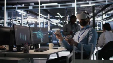 Sunucu teknolojisini güncellemek için VR kulaklığı kullanan yönetici, yazılım araçları kullanarak ekipmanları yapılandırıyor. Sunucu çiftlik çalışanı donanım analizlerini sanal gerçeklik kullanarak inceliyor, kamera A