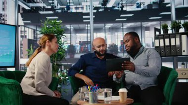 İş geliştirme ve ortaklık fırsatlarını desteklemek için araştırma ve liderlik becerilerini kullanan çeşitli uzmanların yer aldığı ofis toplantısı. Kamera A.