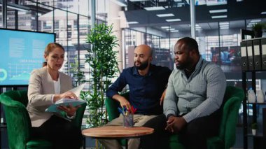 Toplantı sırasında ortaklık sözleşmesini imzalayan iş ortakları, şartları ve şartları kabul ediyor ve yetkisini ona veriyorlar. Afro-Amerikan CEO 'su imzasıyla onay verdi. Kamera A.