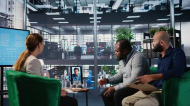 İş ortakları internet üzerinden CEO 'larıyla bir video konferansına katılıyor. Müzakere ve profesyonel liderlik becerileri sergiliyorlar. Uluslararası şirket liderleri uzaktan aranıyorlar. Kamera A.