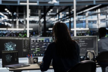 Veri merkezi bilgisayar bilimcisi, hataları tespit etmek için cihazda yapay zeka görselleştirme araçları kullanır. Sunucu merkezi sistem yöneticisi donanım arızalarını tespit etmek için yapay zeka tarafından oluşturulan içgörülere bakar