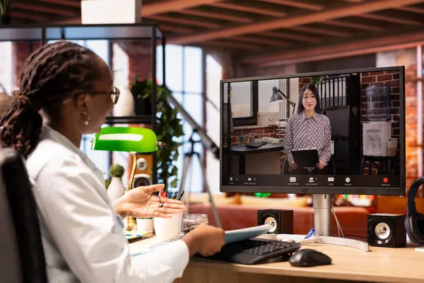 Evde mutlu bir kadın, gülümseyen bir psikologla görüntülü konuşma yapıyor bilgisayarını kullanıyor, tavsiyelerini dinliyor. Arkadaş canlısı terapistle video konferansında yardım sağlayan neşeli hasta.