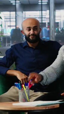 Dikey Video Afrikalı Amerikalı iş adamı yeni bir ortaklık sözleşmesi imzalıyor ve uluslararası şirketler arasındaki işbirliğini kabul ediyor. Girişimci koşullar için imza veriyor