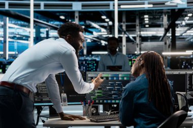 Sunucu tarım ekibi lideri yapay zeka sistemlerinin geliştirilmesi ile yapılan çalışmalara nezaret ediyor. Veri Merkezi Yöneticisi makine öğrenme eğitimi için kullanılan işçi programlama ekipmanlarını denetliyor