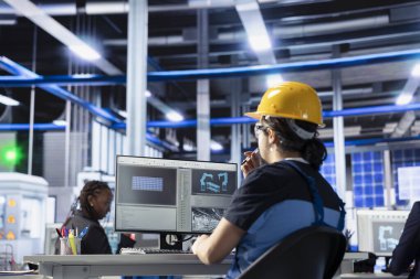 Güneş panelleri bilgisayar kullanarak gerçek zamanlı enerji tüketimini denetleyen teknik denetleyici yerleştirir. Fotovoltaik fabrika işçisi güneş paneli imalatında kaynakların optimum kullanımını sağlıyor