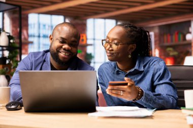 Çevrimiçi ödeme yapmadan önce bakiyeyi doğrulamak için kart numaralarını girenler ve evdeki internet sayfalarında ticaret yapanlar. Genç bir çift internet alışverişi yapıyor ve para transfer ediyor. Alışveriş..